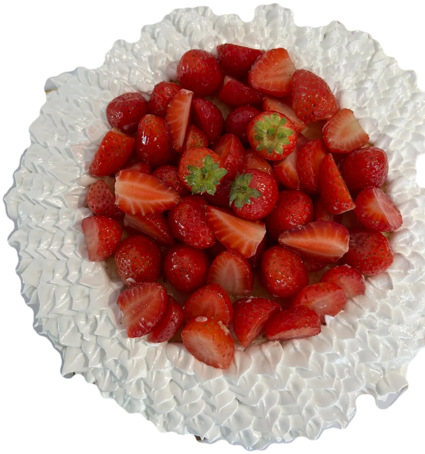Tarta cubierta de nata y coronada de fresas partidas.